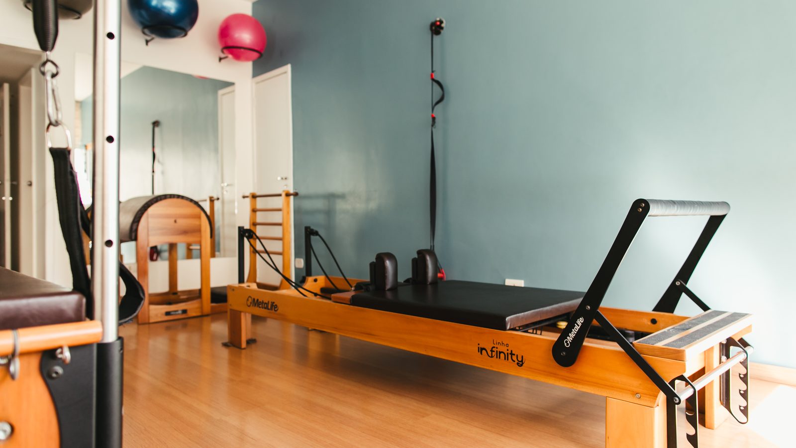 Reformer do Studio V em sala ampla e iluminada